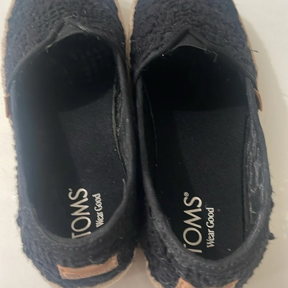 Toms crochet lace